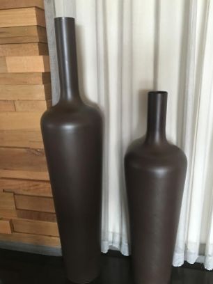 cramim vases near breakfast room